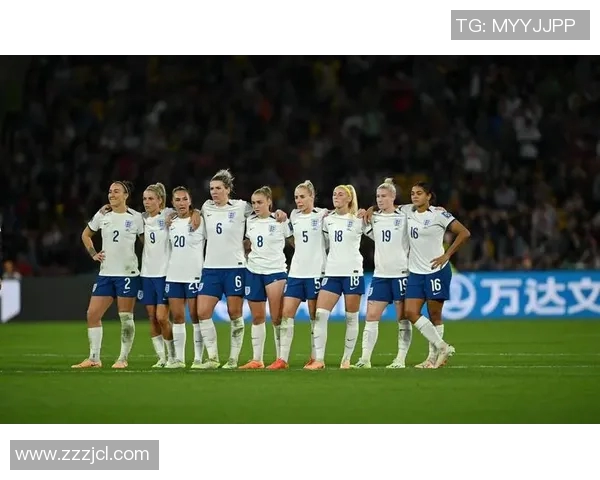 英格兰足球队在世界杯赛场夺冠，球迷欢欣鼓舞！